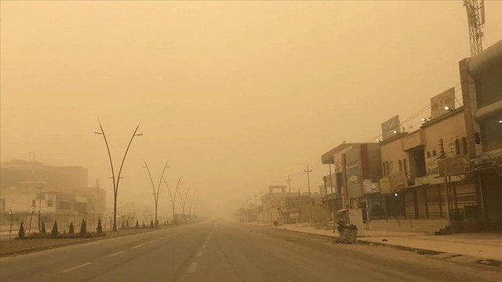 Irak'ın Salahaddin ilinde yoğun kum fırtınası hayatı olumsuz etkiledi