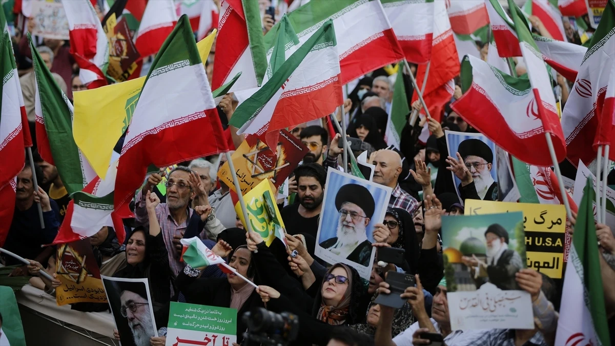 İran'da binlerce kişi İsrail ve ABD'yi protesto ederken 'intikam, intikam' sloganları attı