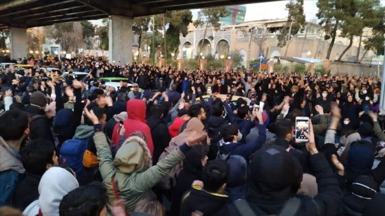 İran'da rejim karşıtı gösteriler devam ediyor