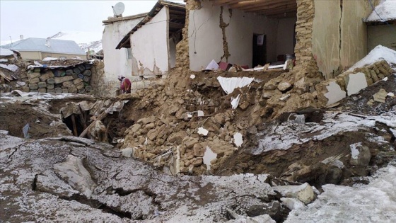 İran'daki depremle Van'ın sınıra yakın mahallelerinde bazı kerpiç evler hasar gördü