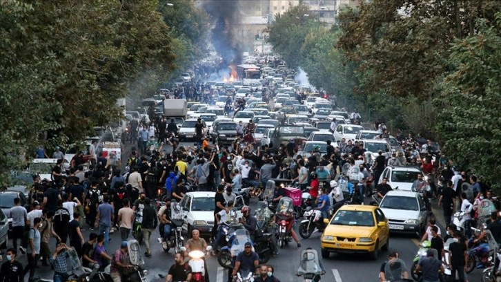 İran devlet televizyonu gösterilerde ölü sayısının 26'ya ulaşmış olabileceğini duyurdu