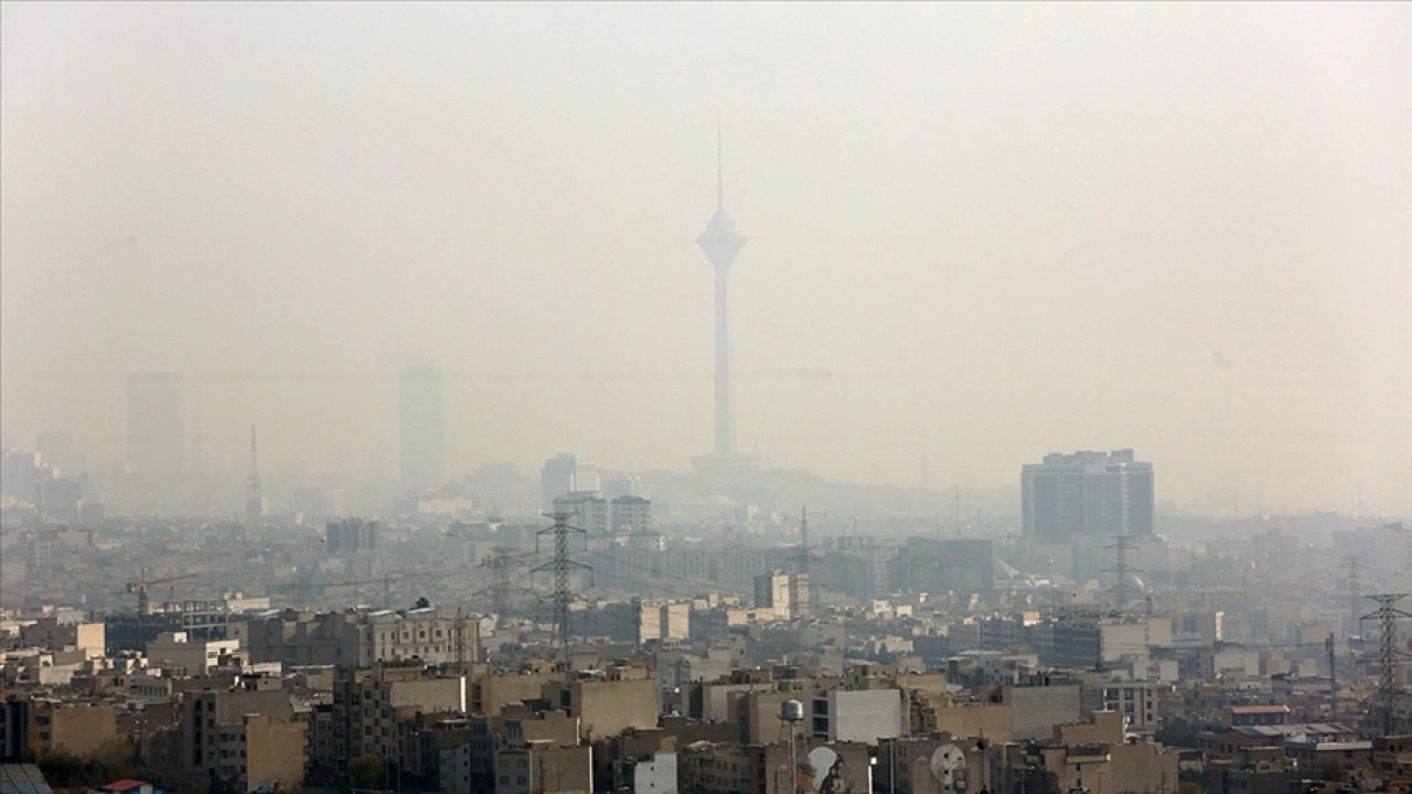 İran'ın başkenti Tahran'da hava kirliliği nedeniyle futbol m&uuml;sabakaları ertelendi