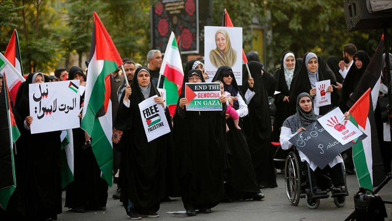 İran'ın başkenti Tahran'da sağlık çalışanları İsrail'in Gazze'deki soykırımını p
