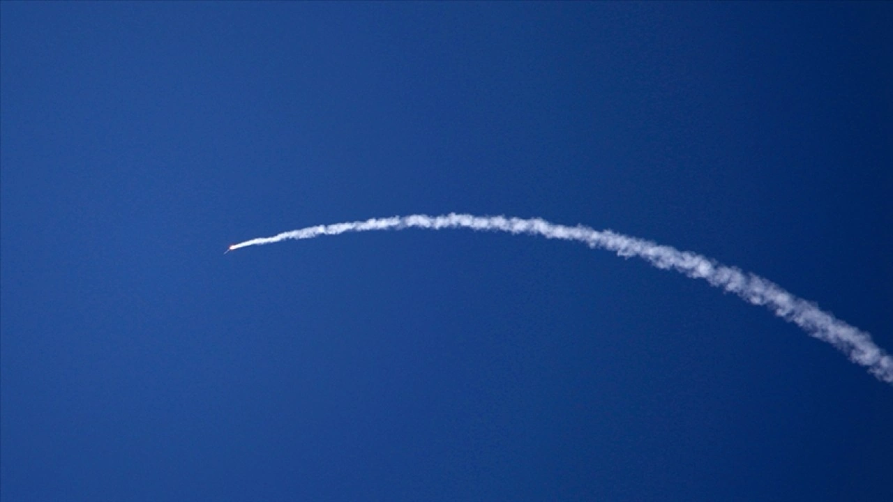 İran'ın misillemesi sırasında Tel Aviv'de g&ouml;ky&uuml;z&uuml;nden patlama sesleri geldi