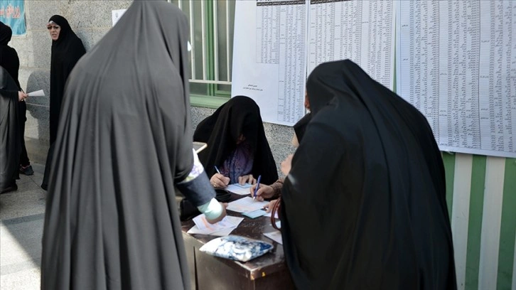 İran yarınki genel seçimlere 