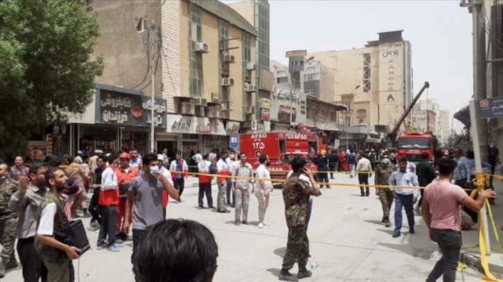 İran'da Abadan şehrinde iş merkezinin çökmesiyle başlayan gösterilere sert müdahale