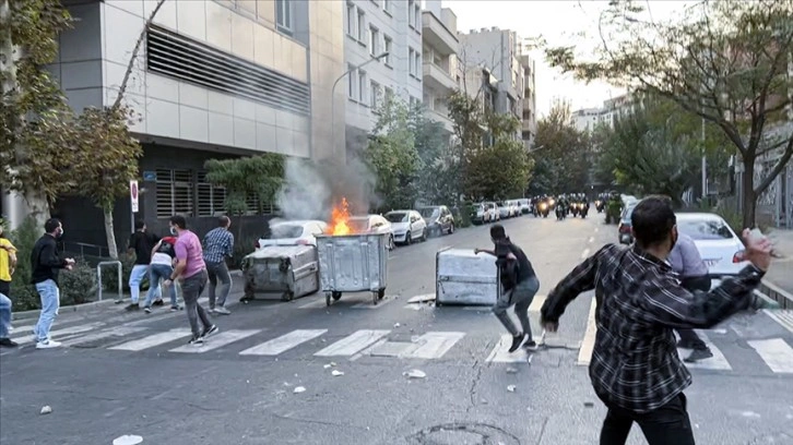 İran'da gözaltına alınan kadının ölmesi üzerine başlayan gösteriler sürüyor