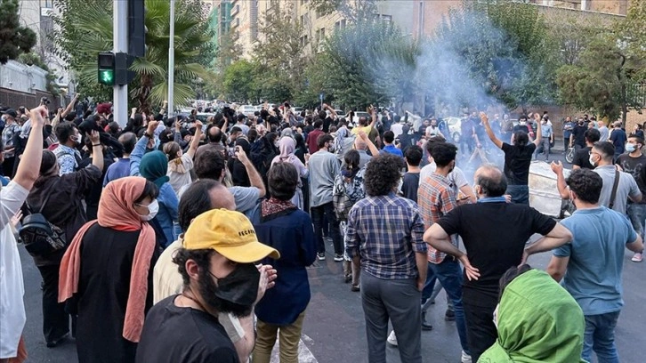 İran'da yönetim karşıtı protestolar birçok kentte devam ediyor