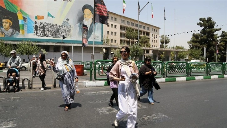İran'da zorunlu başörtüsü ihlaline karşı görev yapan 
