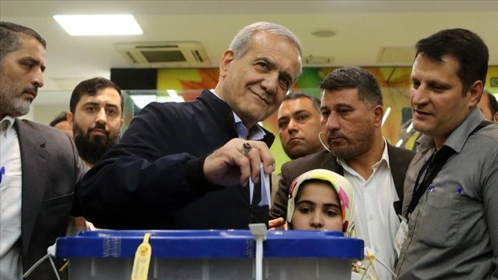 İran'daki cumhurbaşkanlığı seçimini reformist aday Pezeşkiyan yüzde 43,5 ile önde sürdürüyor