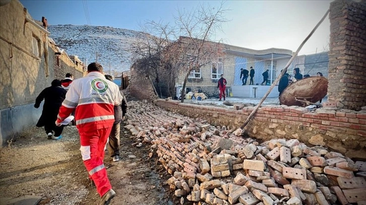 İran'ın Hoy kentinde 5,6 büyüklüğündeki depremde 82 kişi yaralandı