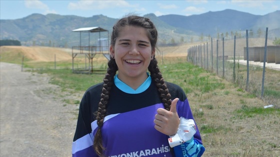 Irmak Yıldırım Motokros şampiyonasında Türkiye'yi temsil edecek ilk kadın olmanın gururunu yaşıyor