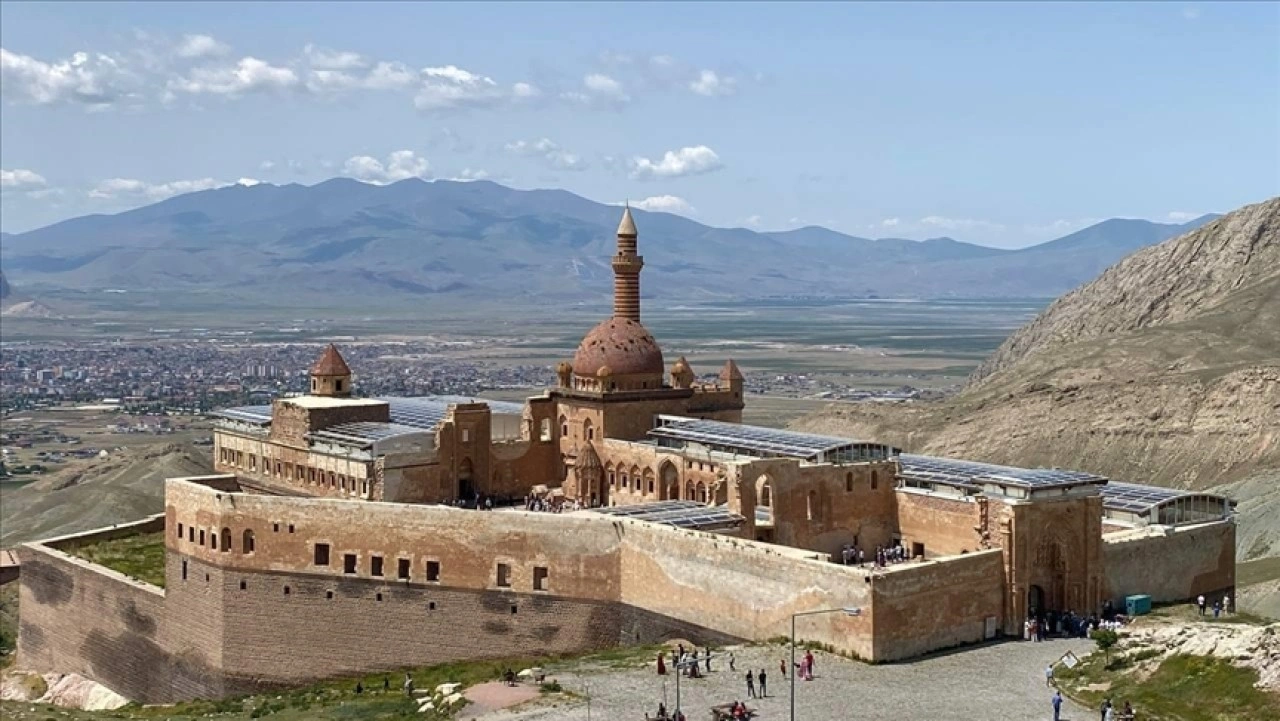 İshak Paşa Sarayı bayramda ziyaretçilerini ağırlıyor