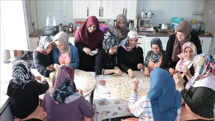 İşitme engelli kadınlar, ihtiyaç sahiplerinin yüzünü güldürmek için kolları sıvadı