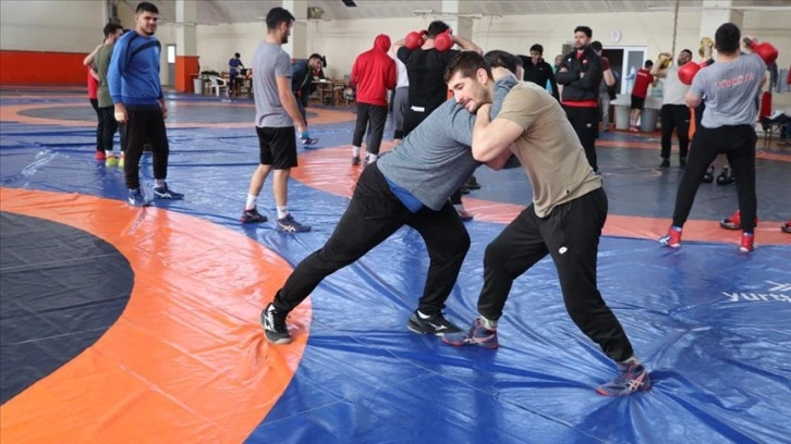 İşitme engelli milli güreşçiler olimpiyat hedefiyle ter döküyor