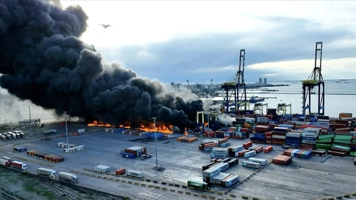 İskenderun Limanı'nda depremde devrilen konteynerlerde çıkan yangına uçakla müdahale