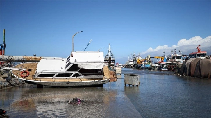 İskenderun'da etkili olan lodos nedeniyle bazı balıkçı tekneleri battı