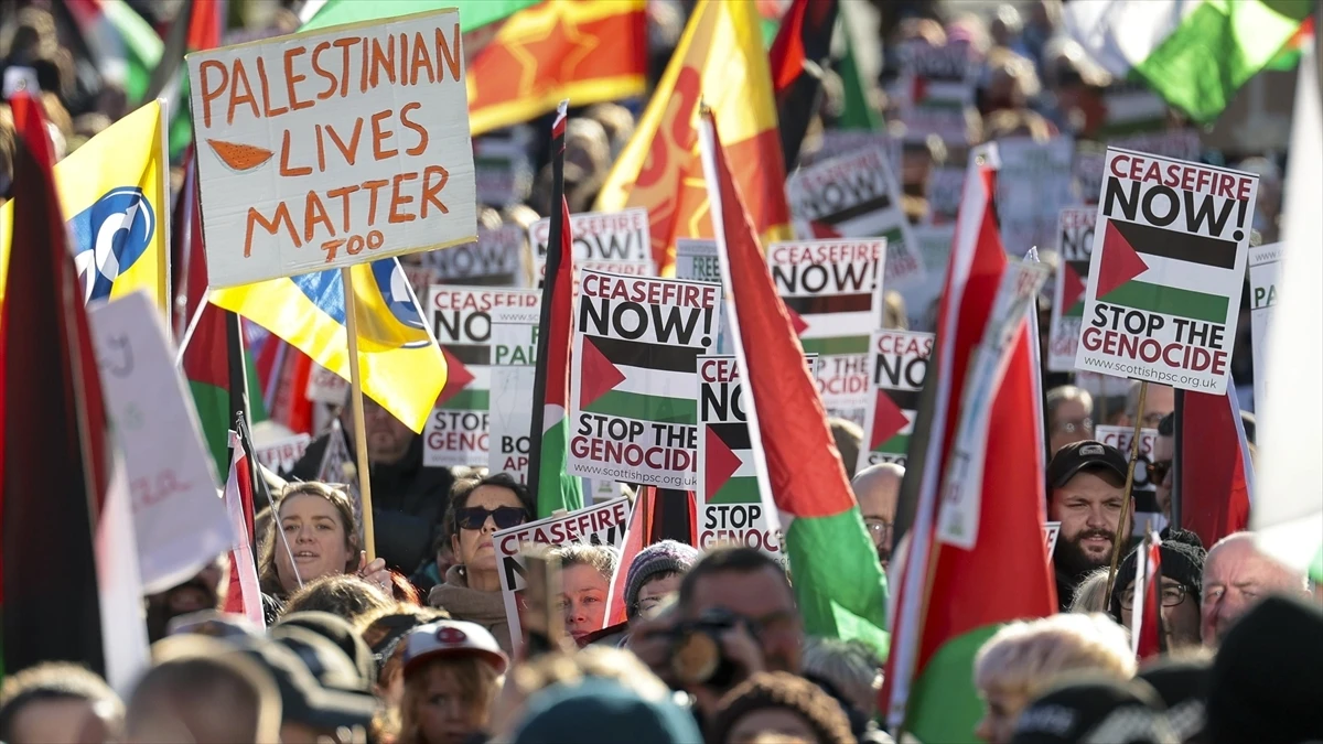 İskoçya'da 'Palestine Action'a, pankartla destek verdiği iddia edilen kişiye gözaltı