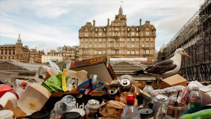 İskoçya'da temizlik çalışanlarının grevi sürerken sokaklardaki çöp yığınları artıyor