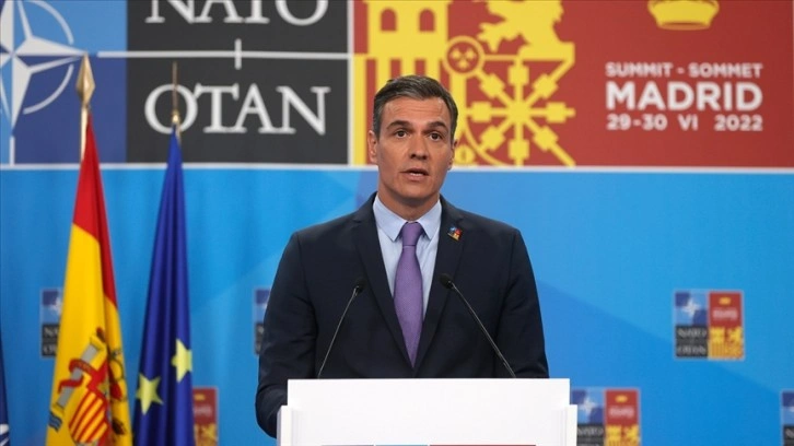 İspanya Başbakanı Pedro Sanchez’ten enerji krizine karşı 'kravatları çıkarın' önerisi