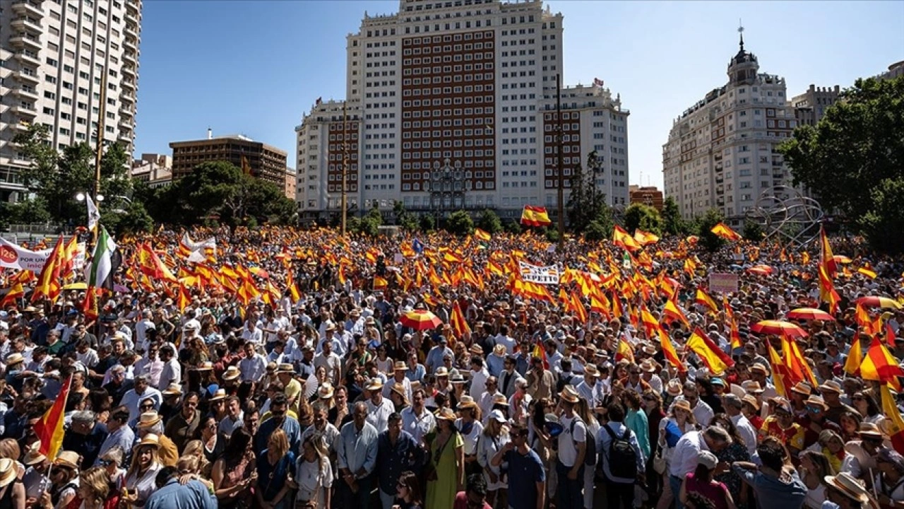 İspanya'da merkez sağcı ana muhalefet "erken seçim" talebiyle Madrid'de gösteri