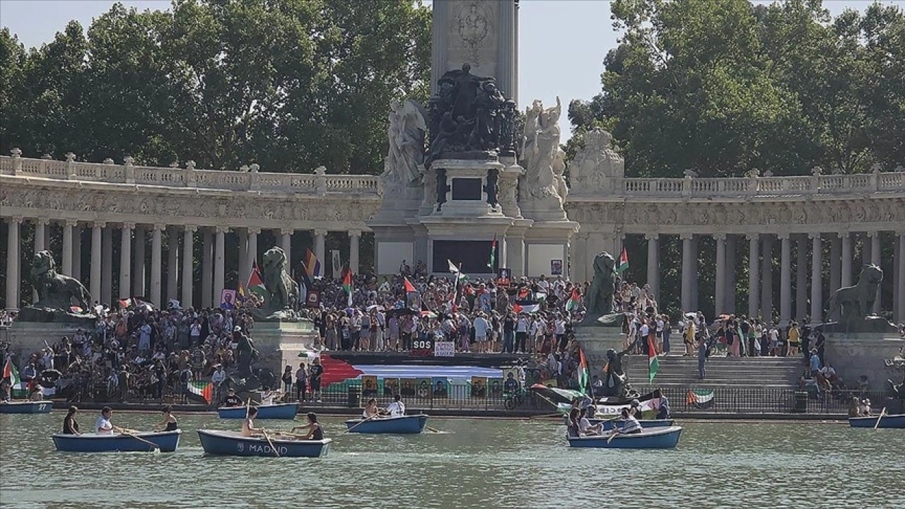İspanya'nın başkenti Madrid'deki Retiro parkında Filistin'e destek gösterisi
