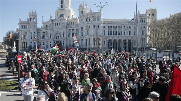 İspanya'da binlerce kişi 