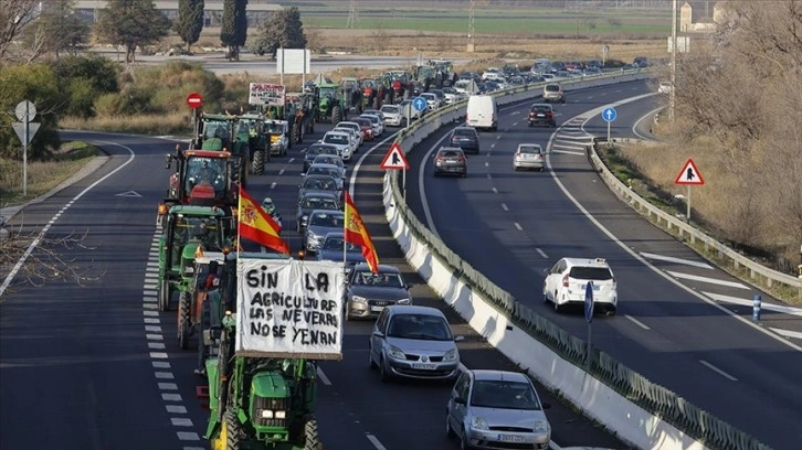 İspanya'da çiftçiler ülke genelinde trafiği felç eden protestolarını yoğunlaştırdı