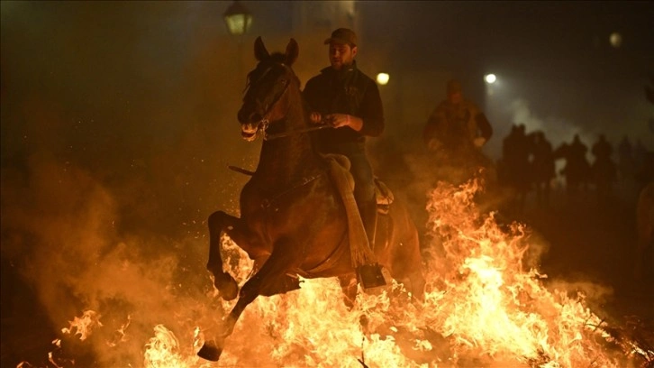 İspanya'da 'kötülükleri kovmak için' atlar ateş üzerinden atlatıldı