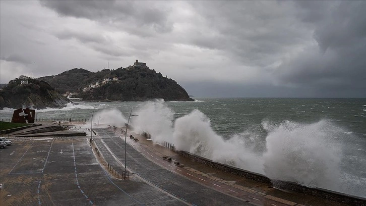 İspanya'da şiddetli rüzgar ve sağanak hayatı olumsuz etkiledi