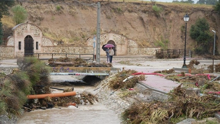İspanya'da ulaşımda aksamaya yol açan şiddetli yağışlar sonucu 2 kişi öldü, 3 kişi kayboldu
