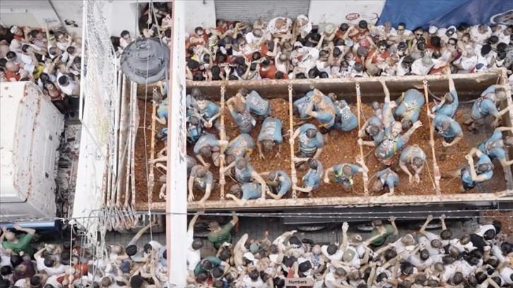 İspanya'daki 'La Tomatina' festivalinde 120 ton domates havada uçuştu