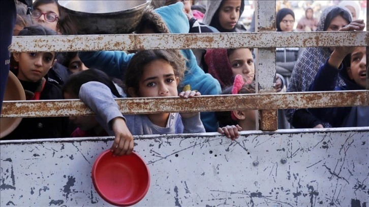 İspanyol Bakan Rego: Filistinliler açlıkla bombayla soykırımla iç içe yaşıyor
