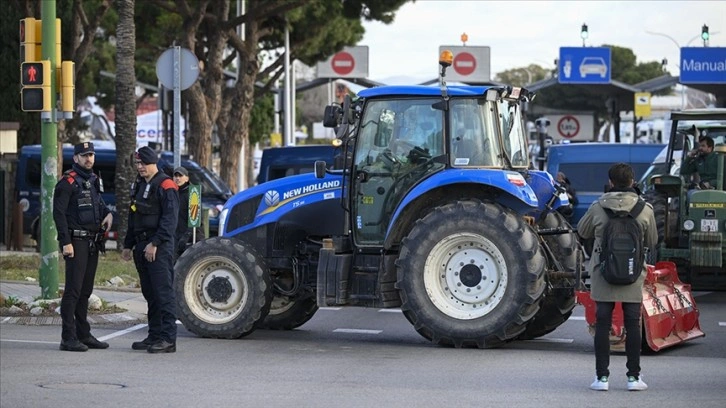 İspanyol çiftçiler traktörleriyle yol kapatma eylemlerini başkent Madrid'e taşıdı