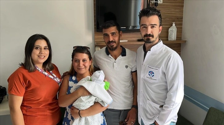 Isparta'da 830 gram doğan bebeklerini 91 gün sonra kucaklarına aldılar