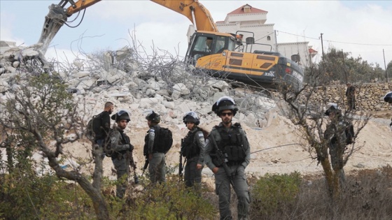 İsrail askerleri Batı Şeria’da bir köy camisini yıktı