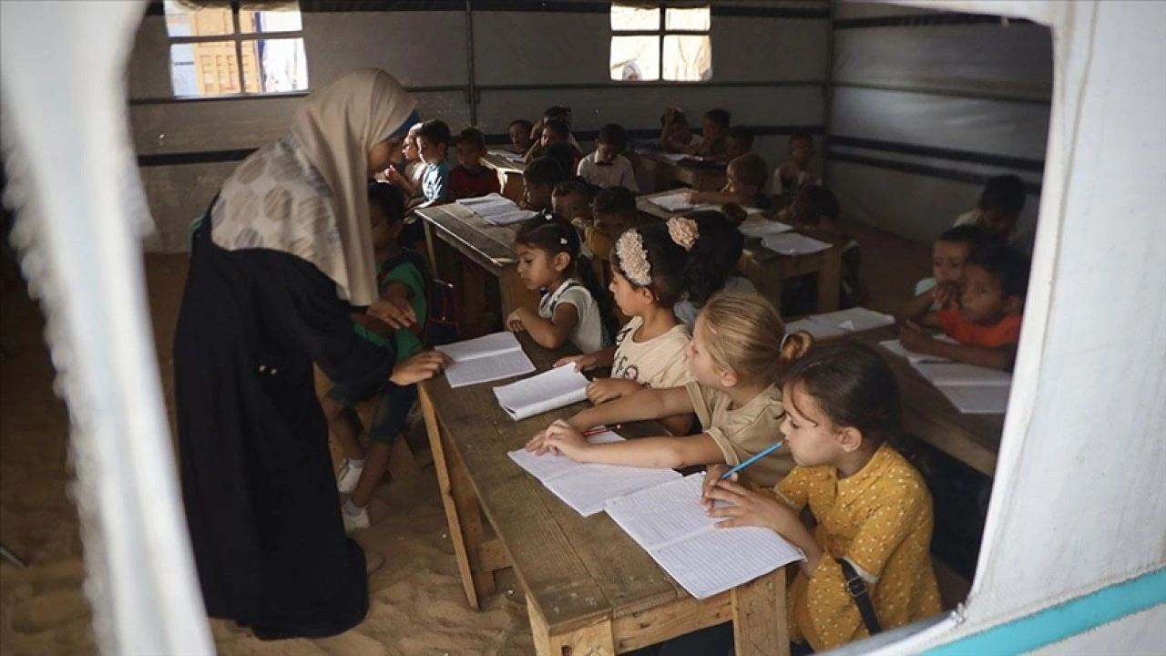 İsrail Ekim 2023'ten beri Gazze ve Batı Şeria'da 20 bini aşkın öğrenci ile 1037 öğretmeni