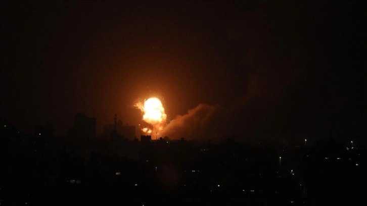 İsrail Gazze'de Hamas'a ait iki mevziye hava saldırısı düzenledi