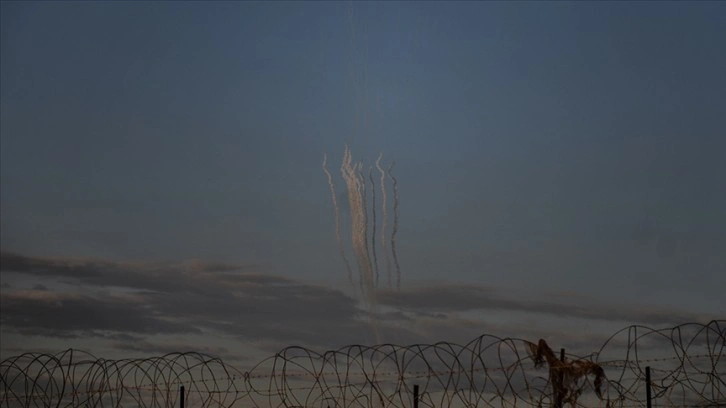 İsrail, Gazze'nin güneyinden 14 roket atıldığını, 1'inin Beerşeba'ya isabet ettiğini