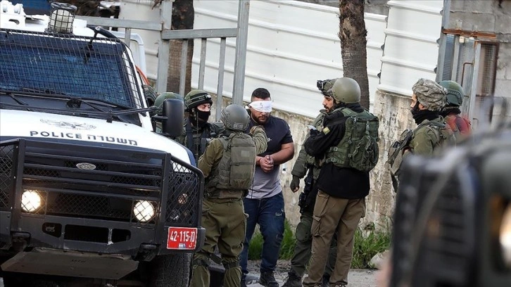 İsrail güçleri işgal altındaki Batı Şeria'da 25 Filistinliyi gözaltına aldı