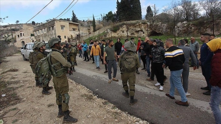 İsrail güçleri, işgal altındaki Batı Şeria'da Filistinlilerin evlerine baskın düzenledi