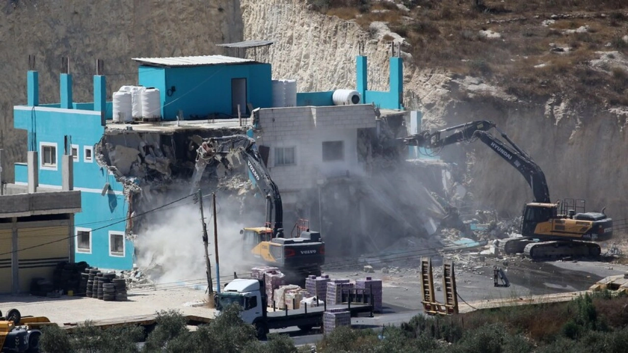 İsrail g&uuml;&ccedil;leri, işgal altındaki Doğu Kud&uuml;s'te Filistinlilere ait iki katlı evi yıktı