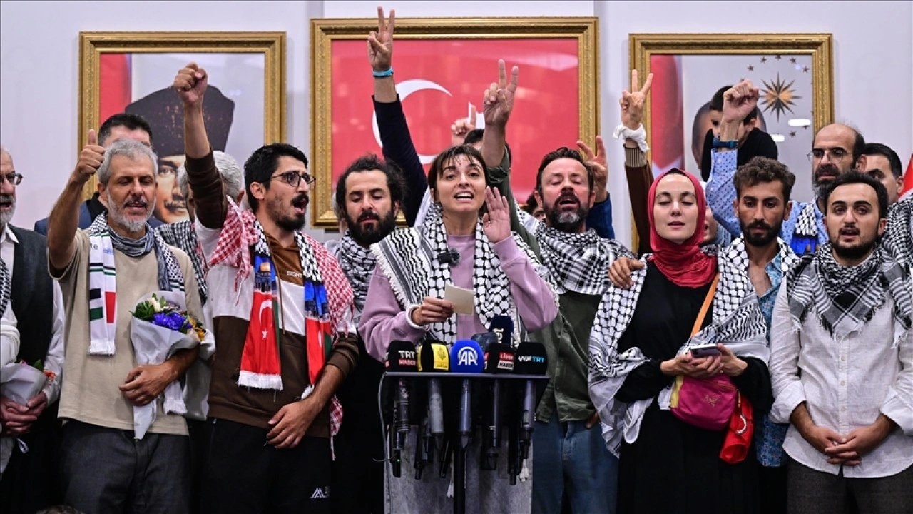 İsrail'in alıkoyduğu aktivist Sümeyye Sena Polat annesine kavuştu