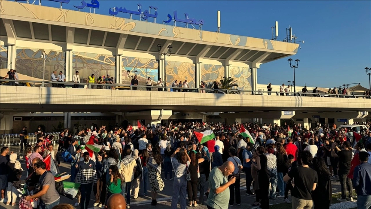 İsrail'in alıkoyduğu Küresel Sumud Filosu'na katılan Tunuslu aktivistler havaalanında karş