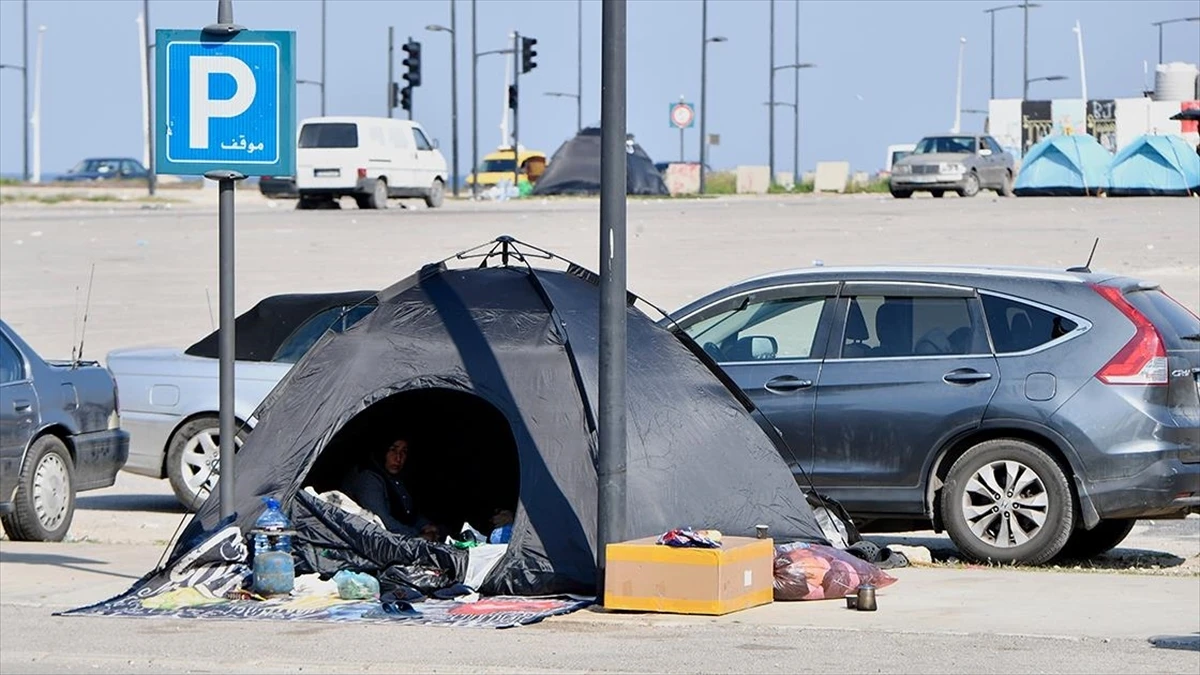 İsrail'in Beyrut'ta halkı yerlerini terk etmeye zorladığı Dahiye'den ka&ccedil;an aileler, sokaklarda sabahlıyor