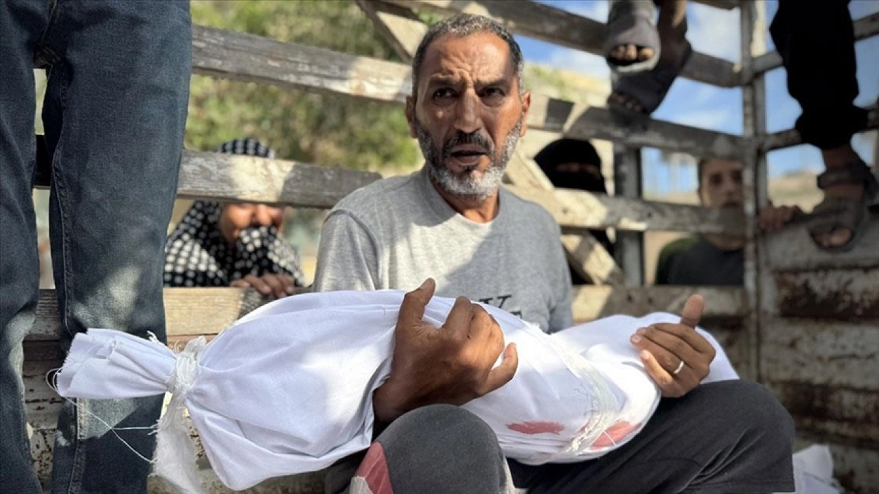İsrail'in Gazze'de ev ve çadırları hedef alan saldırılarında 12 Filistinli hayatını kaybet