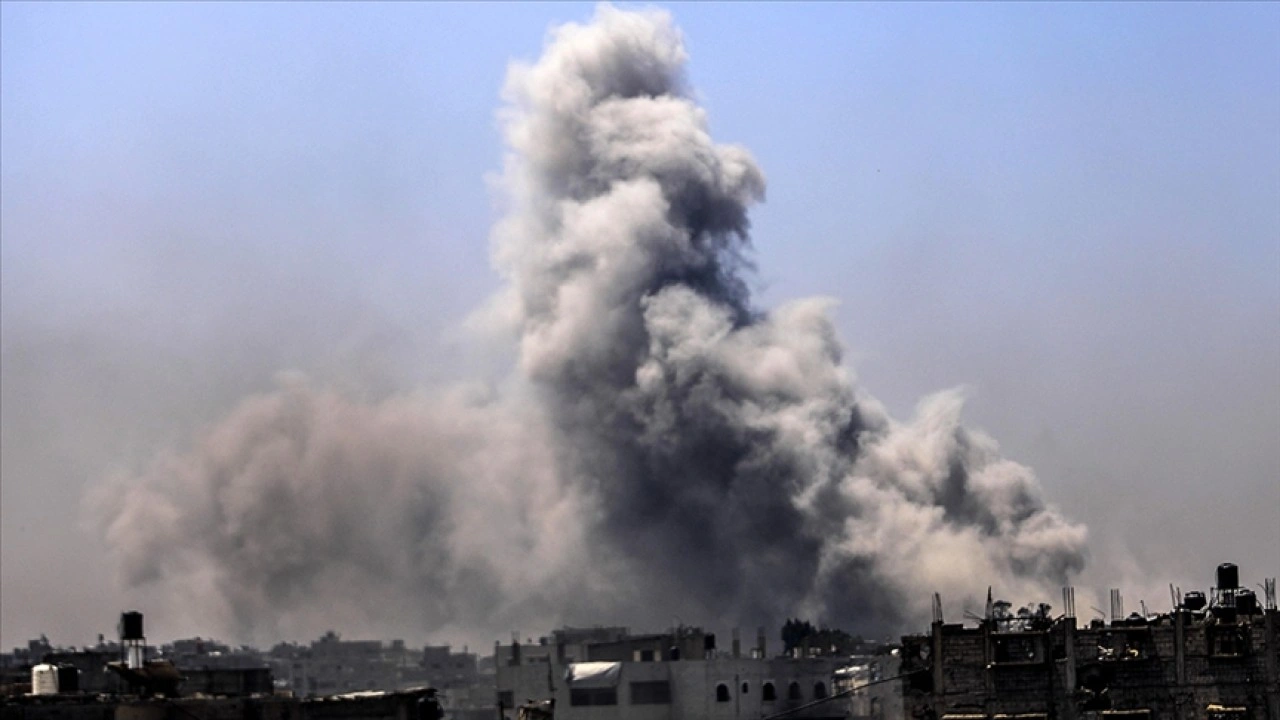 İsrail'in Gazze'de yerinden edilenlerin sığındığı okulu bombalaması sonucu 15 kişi öldü