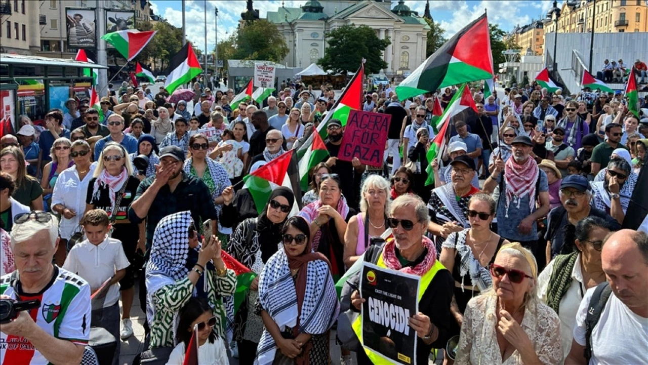 İsrail'in Gazze'ye yönelik saldırıları İsveç'te protesto edildi