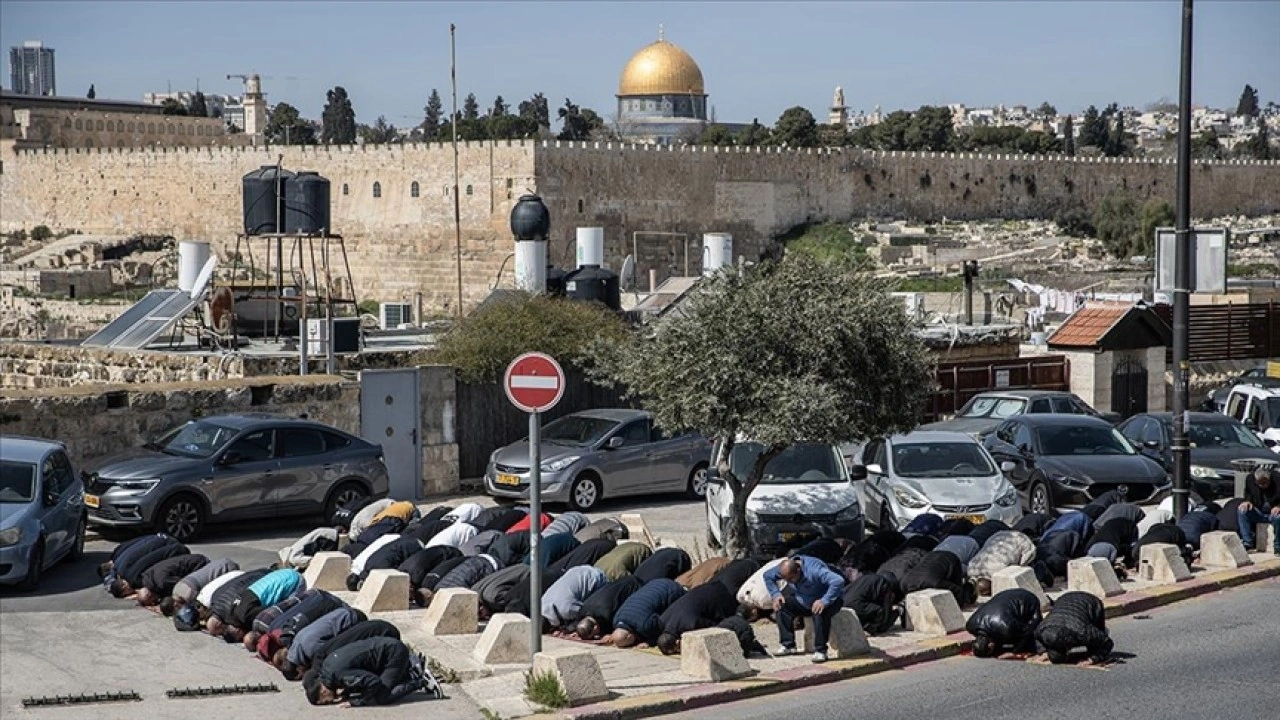 İsrail'in kısıtlamaları nedeniyle Mescid-i Aksa'da cuma namazı sadece vakıf yetkililerince