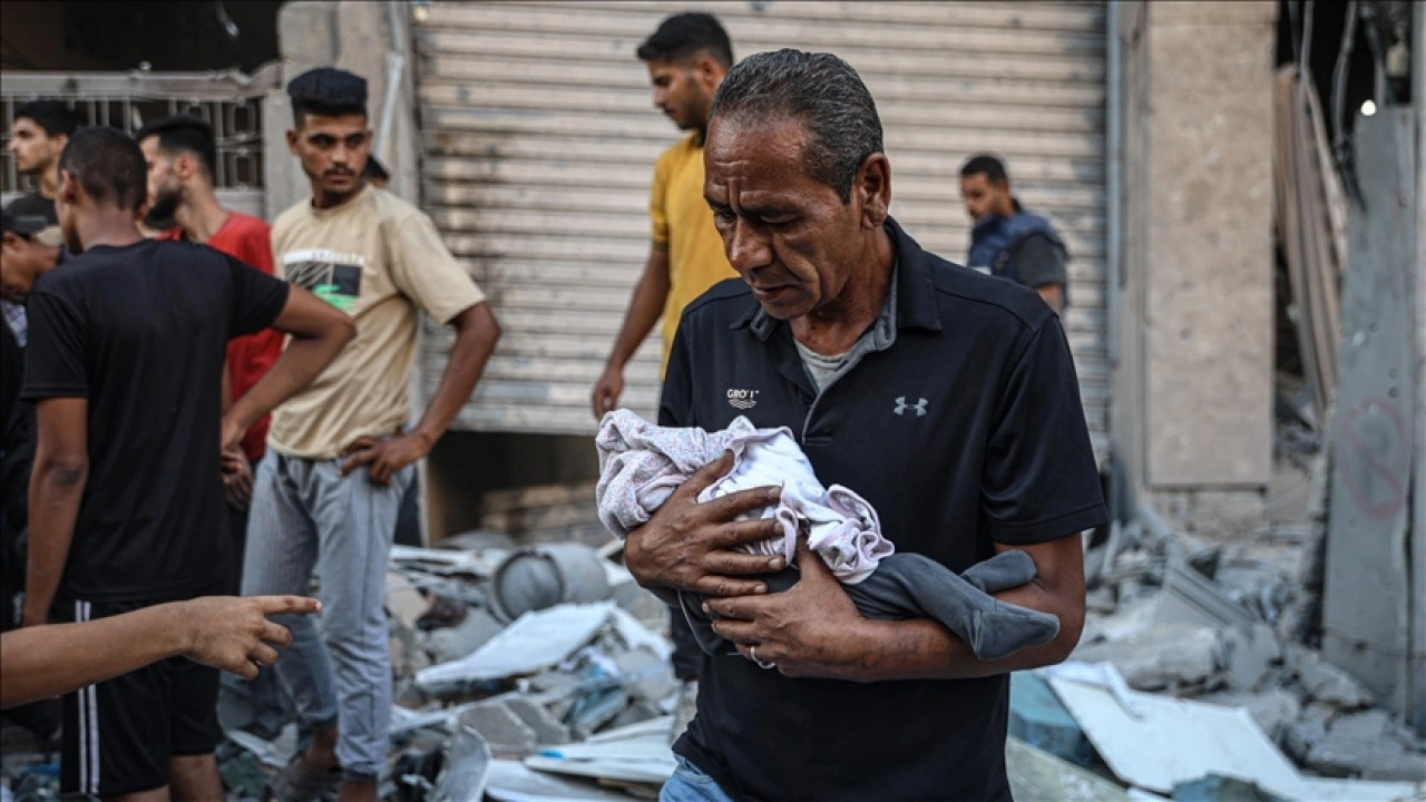 İsrail’in kıtlığa neden olduğu Gazze’de bir çocuk daha açlıktan hayatını kaybetti